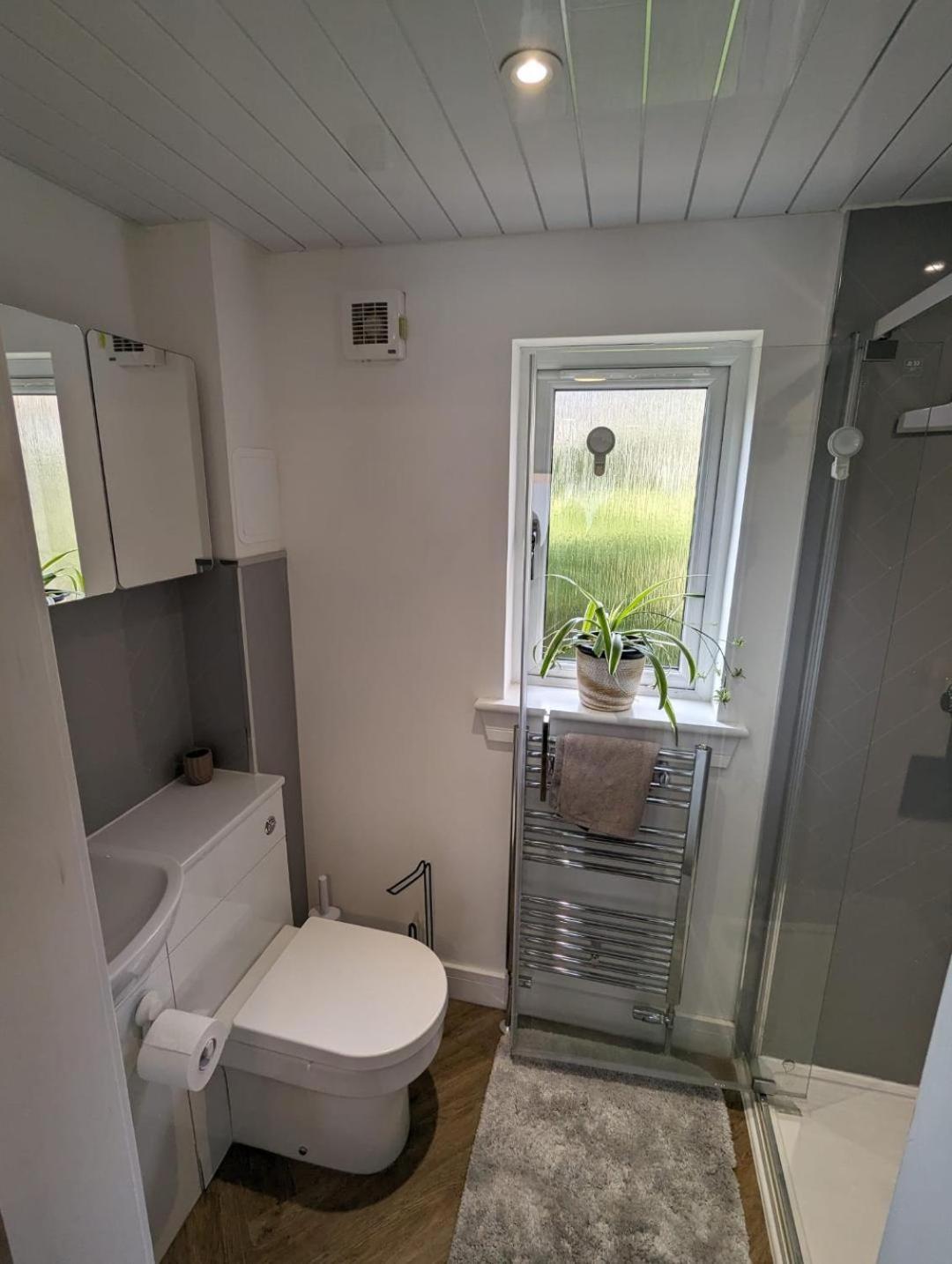 En-Suite Double Room With Private Entrance EDI Exterior photo